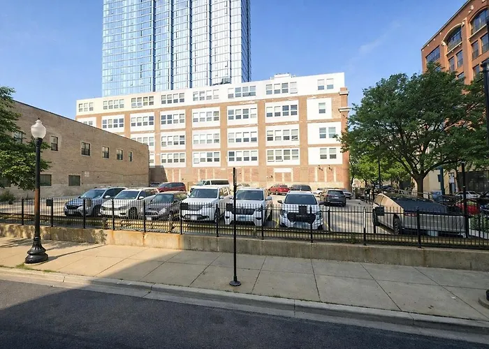 Modern 2br In South Loop With Optional Parking & Gym Access Near Museum Campus & Grant Park *